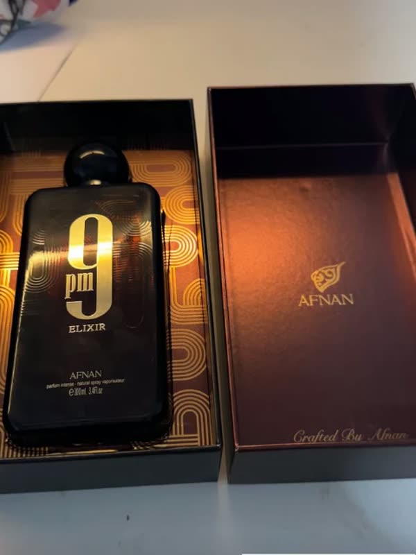 Foto de cliente com o 9 PM Elixir